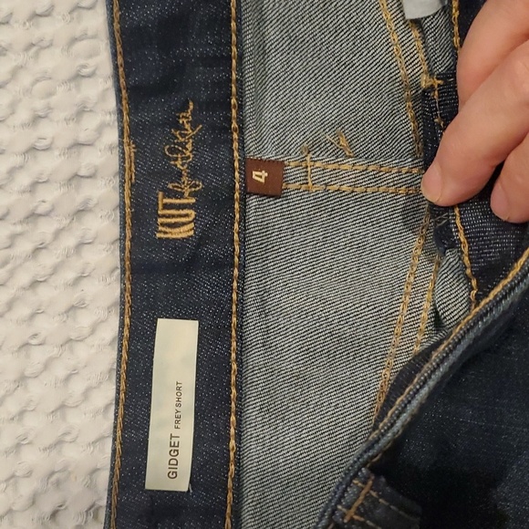 NWOT KUT from the Kloth Gidget Fray Jean Shorts Size 4 - Picture 3 of 5